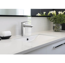 Moderná kúpeľňa s umývadlom, batériou a uterákom