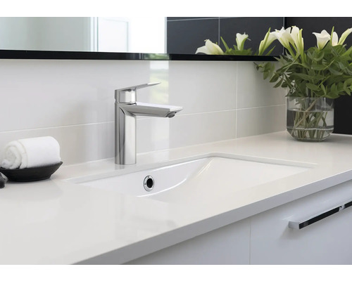 Moderná kúpeľňa s umývadlom, batériou a uterákom