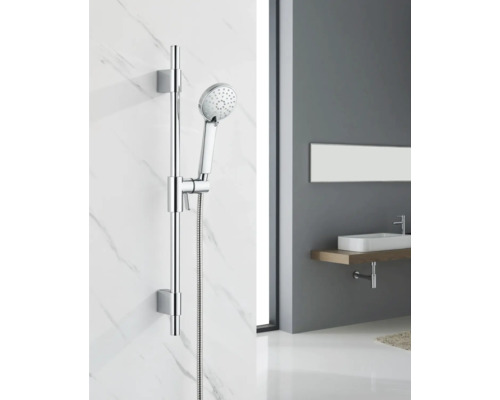 Ručná sprcha s tyčou v kúpeľni