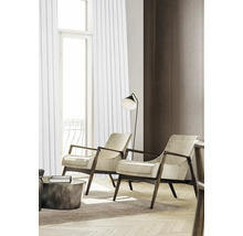 Dve látkové a drevené kreslá v jasnej obývacej izbe