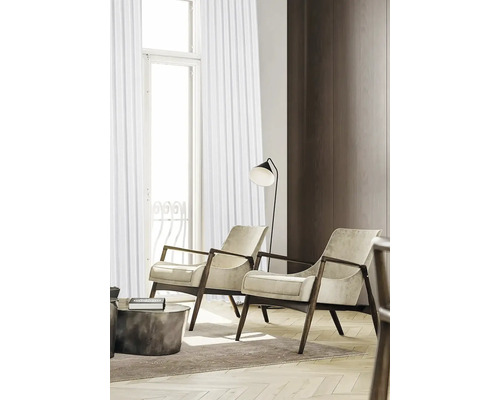 Dve látkové a drevené kreslá v jasnej obývacej izbe