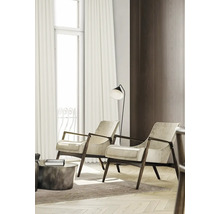 Obývacia izba s dvoma kreslami, stojacou lampou a závesmi v okne.