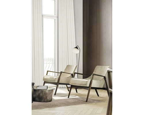 Obývacia izba s dvoma kreslami, stojacou lampou a závesmi v okne.