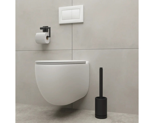 Závesné WC s držiakom na toaletný papier a toaletnou kefou v kúpeľni.