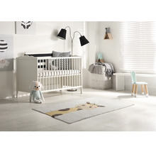 Svetlá detská izba s postieľkou, stojacou lampou, detskou stoličkou a kobercom so zvieracím motívom