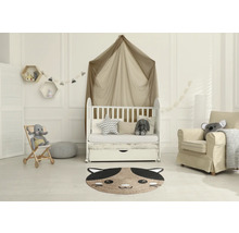 Detská izba s detskou postieľkou, kreslom a kobercom v tvare mačky