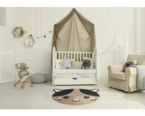 Detská izba s detskou postieľkou, kreslom a kobercom v tvare mačky