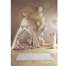 Izbová scéna s teepee stanom, vankúšmi, kobercom a balónmi pre deti
