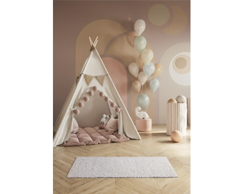 Izbová scéna s teepee stanom, vankúšmi, kobercom a balónmi pre deti