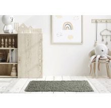 Dekoratívna detská izba s regálom, sedením a kobercom