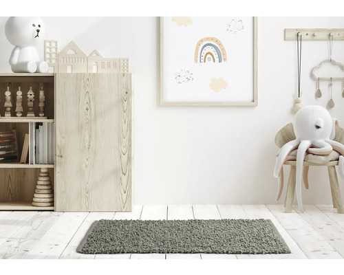 Dekoratívna detská izba s regálom, sedením a kobercom