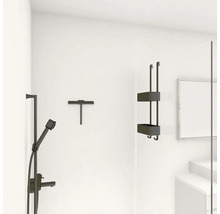 Sprchová armatúra, stierka na sprchy a sprchová polica na bielej stene