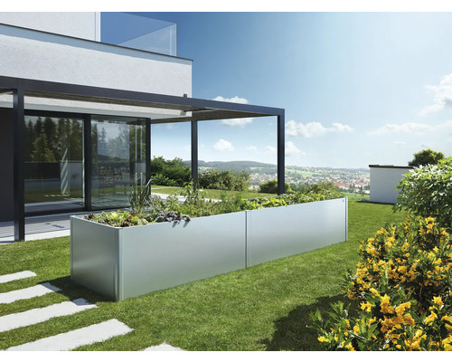 Detailný záber vyvýšeného záhona v záhrade obytného domu.