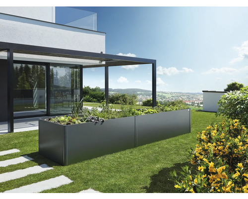 Obdĺžnikový vyvýšený záhon z kovu v záhrade