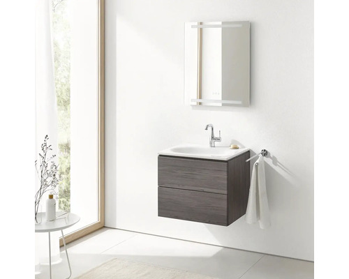 Moderná kúpeľňa s umývadlovou skrinkou, umývadlom, osvetleným zrkadlom a držiakom na uteráky