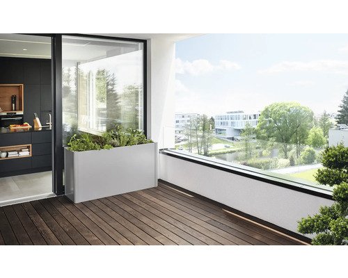 Balkónová scéna s hrantíkom, drevenou podlahou a výhľadom do krajiny