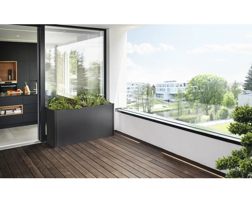 Scéna terasy s osadeným kovovým hrantíkom na drevenej podlahe