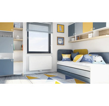 Svetlá detská izba s posteľou, skriňou a geometrickým kobercom