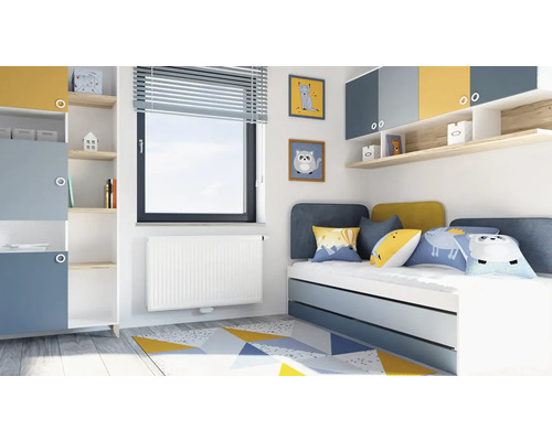 Svetlá detská izba s posteľou, skriňou a geometrickým kobercom