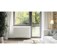 Pohľad do miestnosti s radiátorom pod oknom