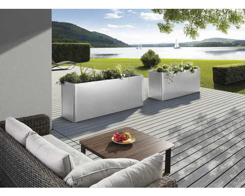 Ozdobná záhrada s kvetináčmi, posedením a výhľadom na jazero