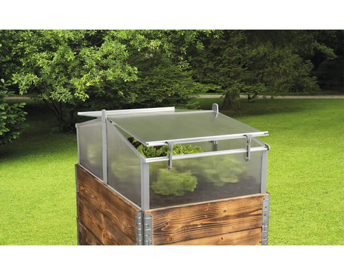 Vyvýšený záhon s pareniskom z dreva a plastu v záhrade