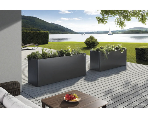 Dva sivé kvetináče na terase s výhľadom na jazero