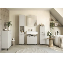 Kúpeľňa s umývadlom, zrkadlovou skrinkou a vysokými skrinkami