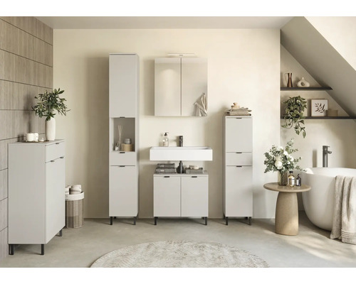 Kúpeľňa s umývadlom, zrkadlovou skrinkou a vysokými skrinkami