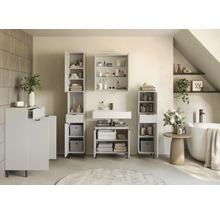 Kúpeľňa s umývadlom, zrkadlovou skrinkou a vysokými skrinkami na kúpeľňové potreby