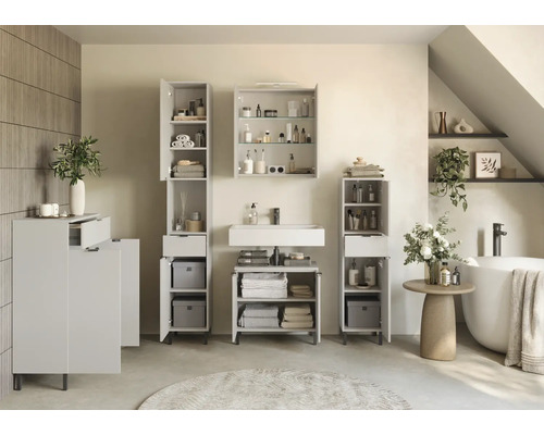 Kúpeľňa s umývadlom, zrkadlovou skrinkou a vysokými skrinkami na kúpeľňové potreby