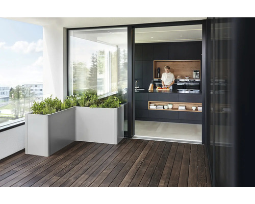 Moderný balkón s bylinkovou záhradou v kvetináčoch a výhľadom do kuchyne