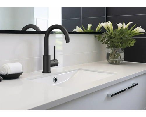 Kúpeľňové umývadlo s batériou, uterákom a vázou s kvetmi