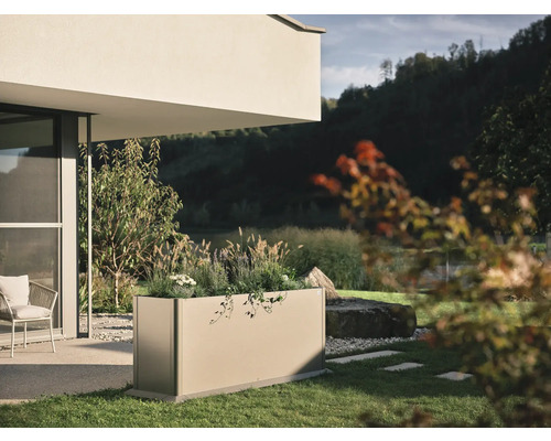 Obdĺžnikový kovový kvetináč s rastlinami v záhrade