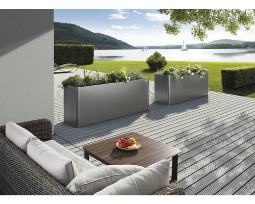 Dva osadené obdĺžnikové kovové kvetináče na terase s výhľadom na jazero.