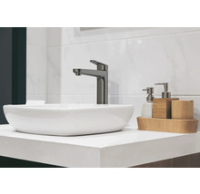 Fotografia kúpeľne s umývadlom na dosku, batériou a kúpeľňovými doplnkami