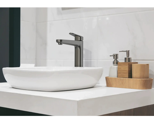 Fotografia kúpeľne s umývadlom na dosku, batériou a kúpeľňovými doplnkami