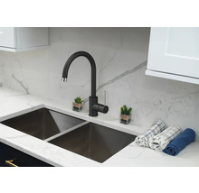 Kuchynský drez s čiernou batériou a dvojitým umývadlom