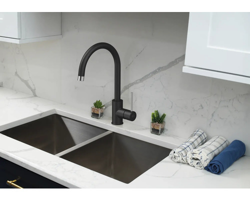 Kuchynský drez s čiernou batériou a dvojitým umývadlom