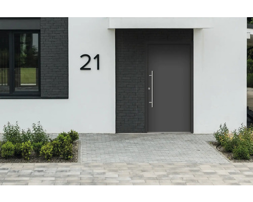 Fasáda domu s vchodovými dverami, číslom domu 21 a dlažobnými kockami