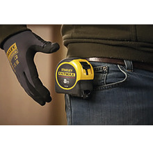 Zvinovací meter Stanley Fatmax s dĺžkou 8 metrov na opasku osoby