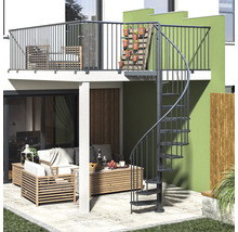 Vonkajší priestor s točitým schodiskom, posedením a balkónom