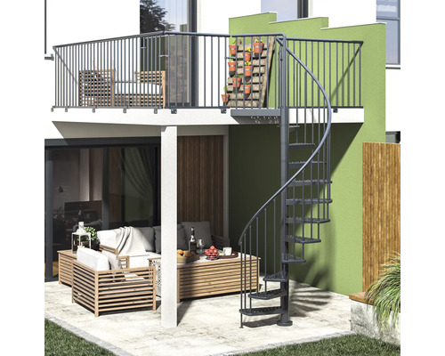 Vonkajší priestor s točitým schodiskom, posedením a balkónom