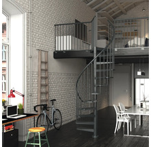 Obývacia izba so špirálovým schodiskom, stolom, bicyklom a jedálenským stolom.