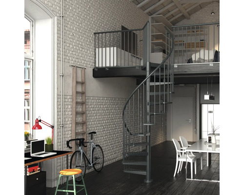 Obývacia izba so špirálovým schodiskom, stolom, bicyklom a jedálenským stolom.