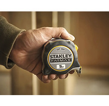 Zvinovací meter Stanley Fatmax držaný v ruke