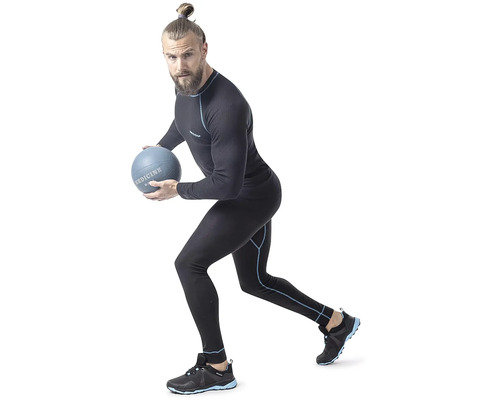 Muž v športovom oblečení s medicinbalom