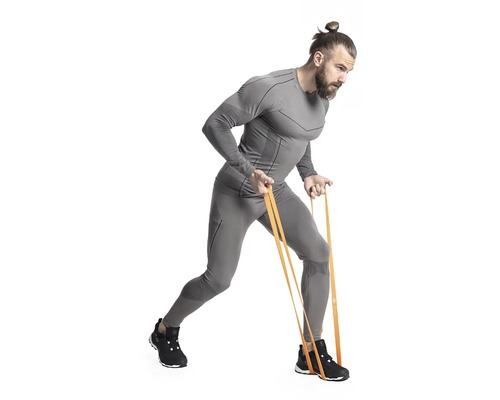 Muž cvičí s odporovou gumou v šedom športovom oblečení.