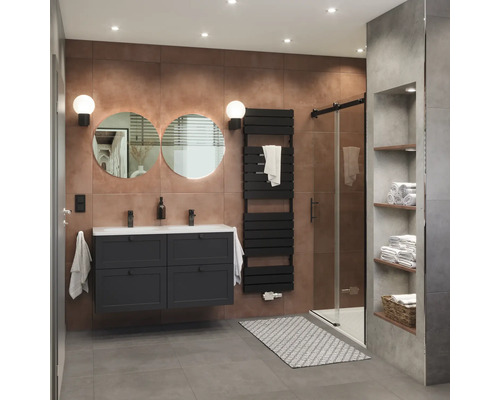 Moderná kúpeľňa s umývadlom, zrkadlami, ohrievačom uterákov a sprchou