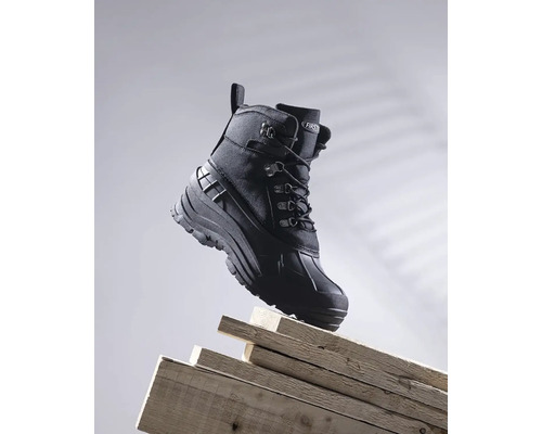 Čierna zimná topánka na hromade dreva